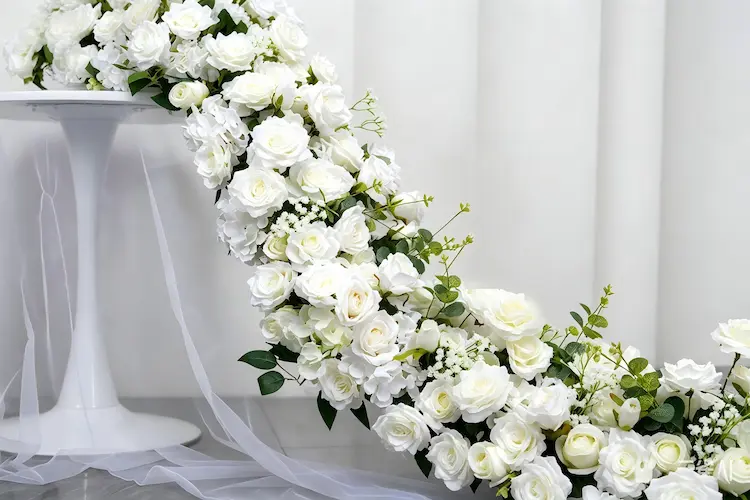 white flower runner texture close up roses hydrangeas baby's breath